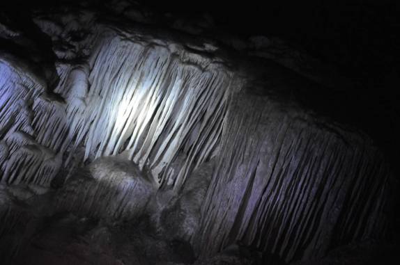 Formação caída no chão na parte inferior da caverna em Carlsbad Caverns National Park, no sul do Novo México, nos Estados Unidos
